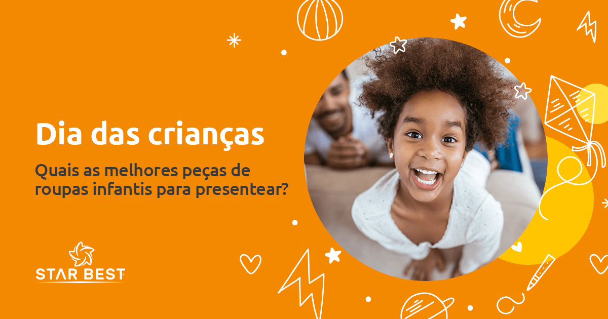 Roupas infantis - uma criança negra sorridente está representando a felicidade do dia das crianças ao receber um presente.