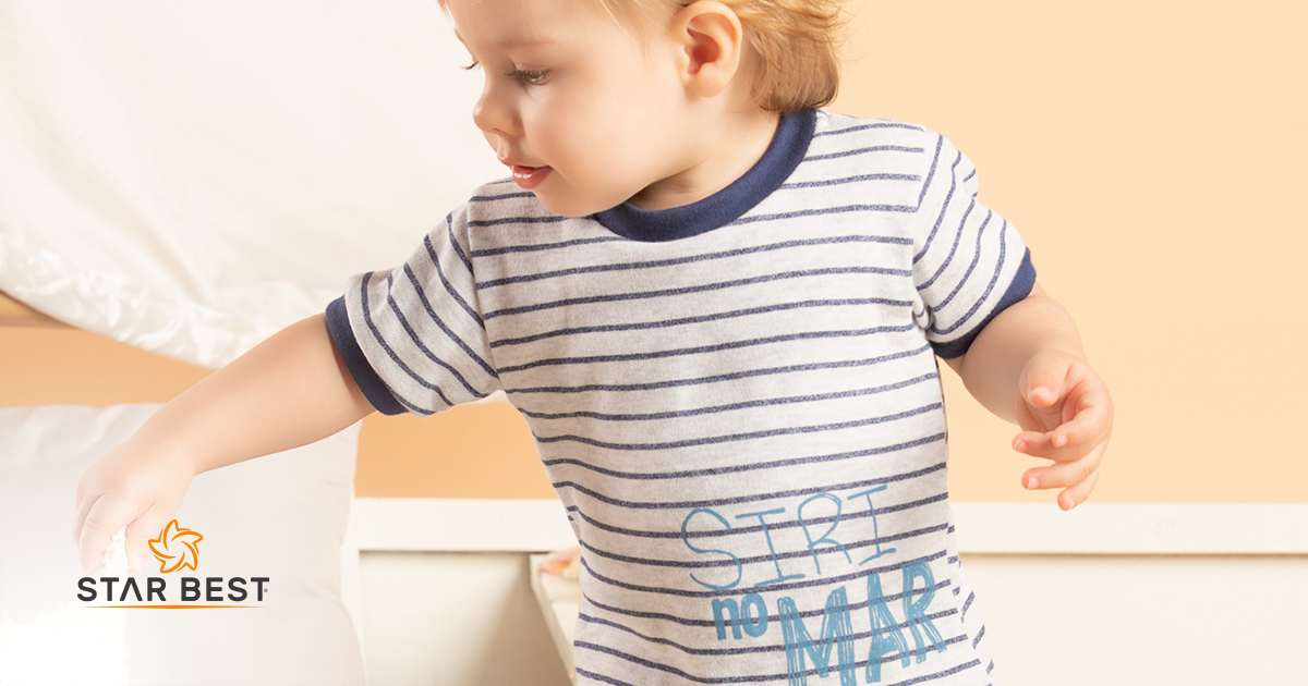 Moda verão infantil - na imagem há um bebê com uma roupa com listras de verão fresquinha
